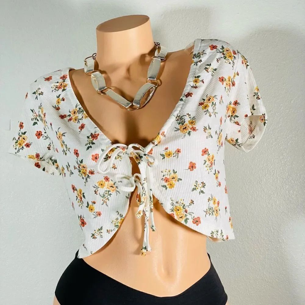 NWT ultra flirt Sz L Floral Ivory Yellow Short sleeve cropped frontātie Top